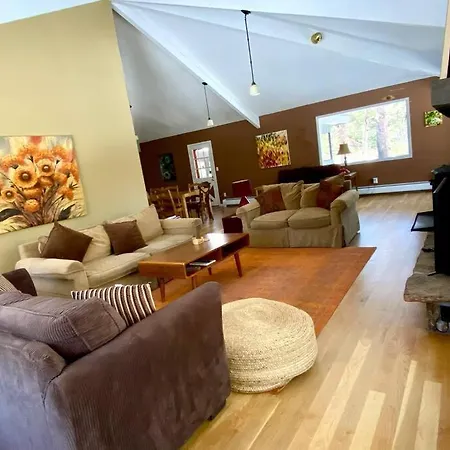 Spacious Zen Nature Town Retreat